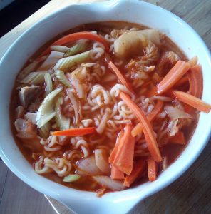 Noodle z kimchi i warzywami